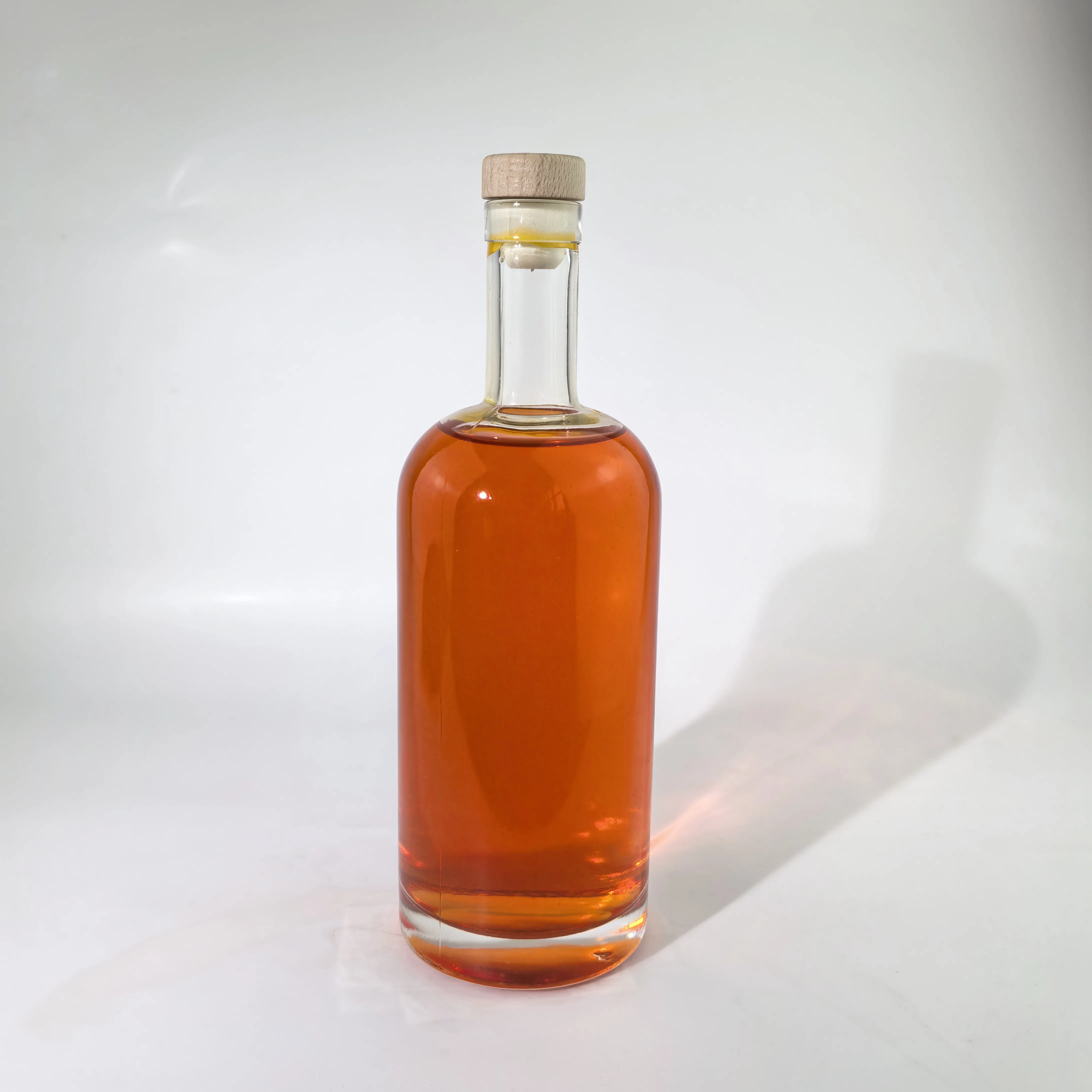 زجاجة زجاجية 700مل للفودكا والويسكي والجن والبراندي